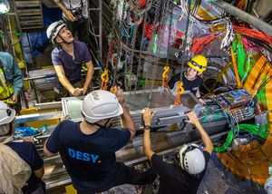 Einbau der Komplett-Version des Pixel-Vertex-Detektors in das Belle II-Experiment (Foto: B. Paschen/Universität Bonn)