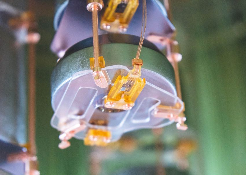 Germanium detector mounted on a PEN holder: The transparent plate also carries the electronic components for signal detection. (Photo: M. Willers/MPP)