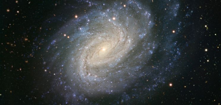 Die Bewegung der Sterne in Spiralgalaxien wie NGC 1187 liefert wichtige Hinweise auf die Existenz der Dunklen Materie. (Bild: ESO)