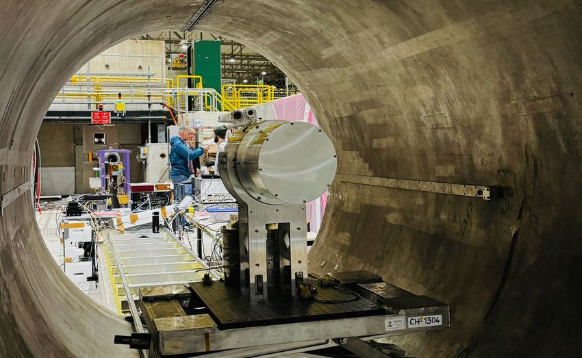 Der MADMAX-Booster im Inneren des MORPURGO-Magneten am CERN Der MADMAX-Booster im Inneren des MORPURGO-Magneten am CERN