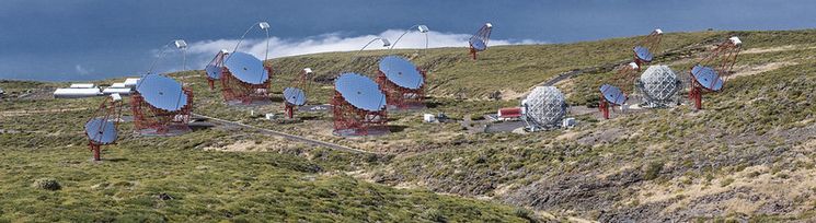 Künstlerische Darstellung des CTA-Teleskop-Parks auf La Palma: Eines der großen Teleskope (LST) wurde 2018 eingeweiht. (Grafik: Gabriel Pérez Diaz, IAC)