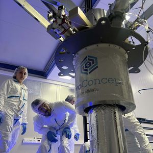 A team of scientists and technicians are installing the cryostat (Photo: COSINUS Collaboration)