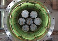 Blick von unten ins GERDA-Experiment: Zu sehen sind die Stränge aus Germaniumdioden und die Abschirmung.