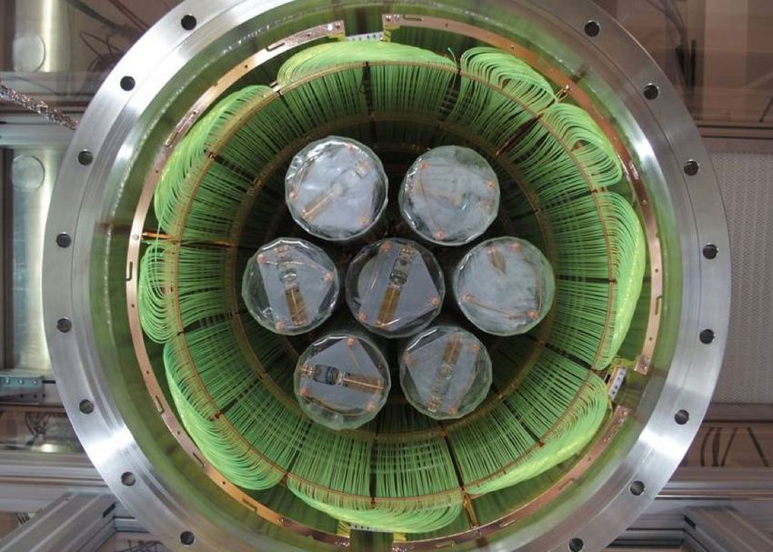 View from below into the GERDA experiment: Seen here are the cables of germanium diodes and the shielding.