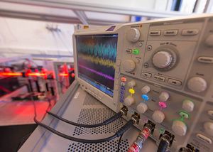 Hohe Elektron-Energien lassen sich mit einem Plasma-basierten Beschleuniger erzielen. Die Technologie wird derzeit im AWAKE-Projekt entwickelt.