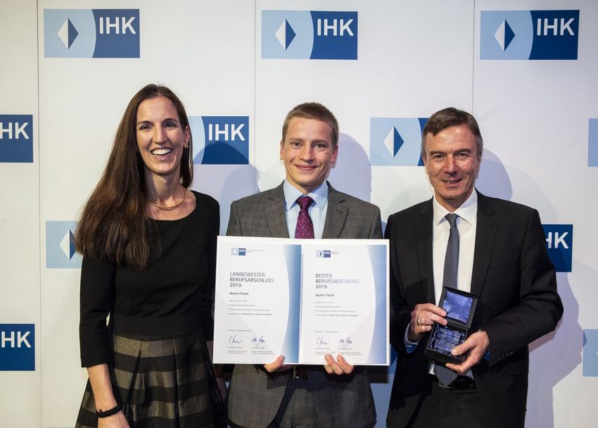 Quirin Fischl receives his award as the best graduate (Photo: IHK)