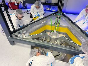 In the clean room: Karoline Schäffner and her team complete their work on the cryostat (Photo: COSINUS Collaboration)