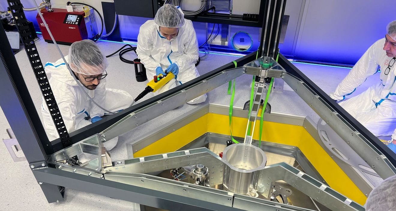 In the clean room: Karoline Schäffner and her team complete their work on the cryostat (Photo: COSINUS Collaboration)
