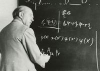 Werner Heisenberg an der Tafel: Der Wissenschaftler war langjähriger Direktor und eine der prägendsten Figuren des Max-Planck-Instituts für Physik, das noch heute seinen Namen trägt. 