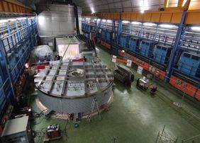 Erection of the water tank in the COSINUS experiment (Photos: U. di Sabatino/LNGS) 