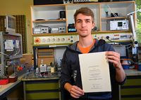 Pascal Kunert holding his certificate for the trainee award (Photo: B. Wankerl/MPP)