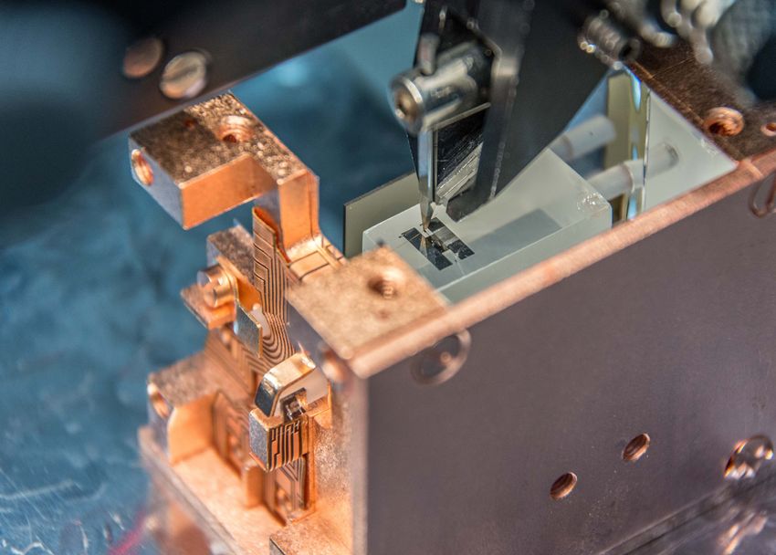 CRESST detector module with H-shaped temperature sensor made of superconducting material (Photo: T. Dettlaff/MPP)