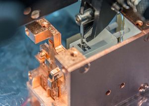CRESST-Detektormodul mit H-förmigen Temperatursensor aus supraleitendem Material (Foto: T. Dettlaff/MPP)