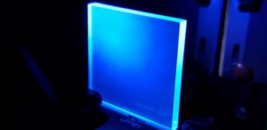 [Translate to English:] Eine von UV-Licht angeregte PEN-Kachel
