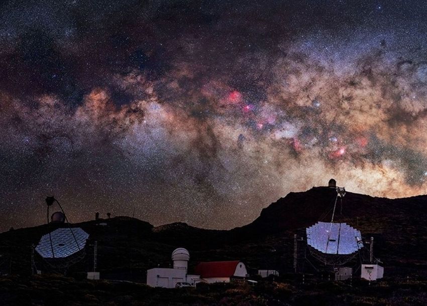 The MAGIC telescopes on La Palma (Photo: Daniel López/El Cielo de Canarias/IAC)