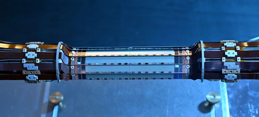 Detailansicht des Pixel-Vertex-Detektors (PXD) mit Anordung der Siliziummodule. Der PXD sitzt im innersten Bereich von Belle II und erlaubt es,  Teilchenkollisionen mit äußerster Genauigkeit zu orten. (Foto: B. Wankerl/MPP)