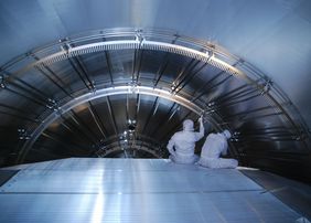 Blick in das Innere des Hauptspektrometers des KATRIN-Experiments zur Bestimmung der Neutrinomasse am Campus Nord des KIT  (Foto: Joachim Wolf/KIT) 