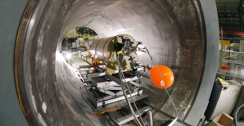 Tests von MADMAX am CERN. Das Bild zeigt den Versuch vor dem Abbau. Der mit Stickstoff gefüllte Luftballon hat eine wichtige Aufgabe: Er hilft dabei, das auf fast -270 Grad heruntergekühlte Experiment wieder auf Raumtemperatur zu bringen (Foto: CERN)