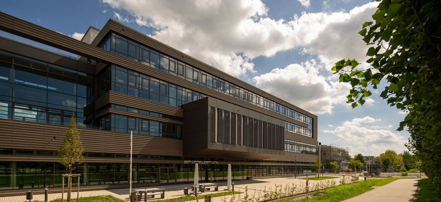 The west side of the new building with entrance area (Photo: Massimo Fiorito)