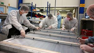 Assembly of the sMDT chambers, each consisting of up to 500 individual drift tubes in 8 stacked layers, using a high-precision assembly device with an accuracy of 5 micrometers (Photo: B. Wankerl/MPP)
