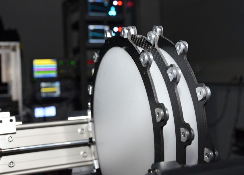 Test setup of the experiment with sapphire plates. In the future, 80 lanthanum aluminate disks will allow the detection of axion-photon-conversion.