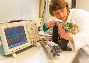 Eine Mitarbeiterin der Elektronik-Abteilung prüft Kabelverbindungen von Kameramodulen des MAGIC-Teleskops 