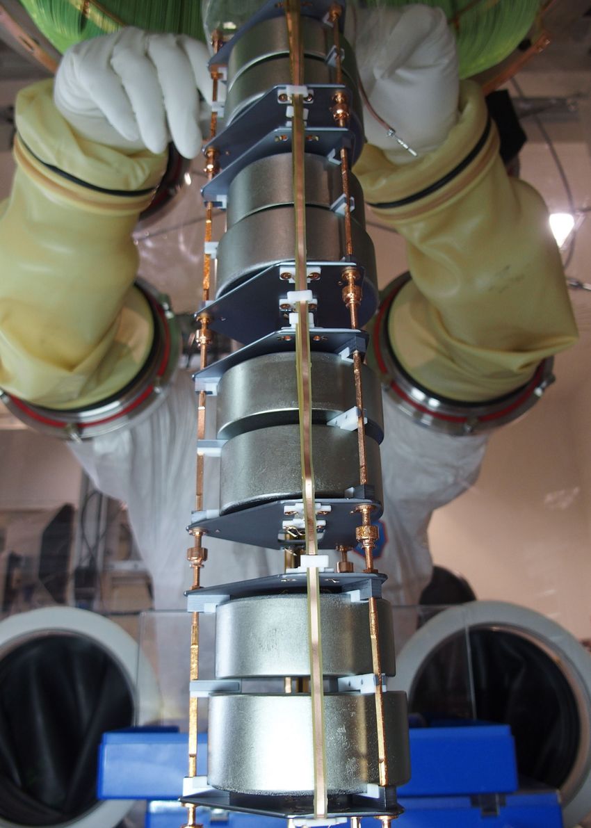 Die Germanium-Detektoren von GERDA sind an einem Strang befestigt, der in einen Argon-Tank eingebracht wird. (Foto: B. Schwingenheuer/GERDA Collaboration)