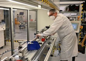 Pro Woche werden am Max-Planck-Institut 280 Driftrohre hergestellt und getestet. In jeder Myonkammer sind 560 Driftrohre verbaut: Sie messen die Spuren von Myonen, die bei Teilchenkollisionen im ATLAS-Detektor entstehen. (Foto: B.Wankerl/MPP)