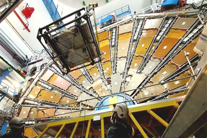 Installation of an sMDT chamber in the ATLAS detector in December 2020. The chamber is lowered through the access shaft into the ATLAS cavern at a depth of 100 meters (Photo: ATLAS/CERN)