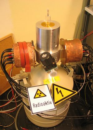 Figure 4: Vacuum cryostat for the operation of ''Siegfried'', a 18-fold segmented Germanium Detector.