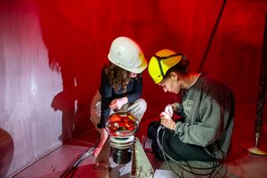 Photomultipliers are installed in the COSINUS experiment to filter out unwanted background noise caused by cosmic rays (Photo: Astrid Eckert/MPP)