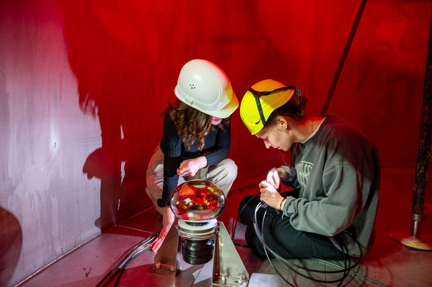 Photomultipliers are installed in the COSINUS experiment to filter out unwanted background noise caused by cosmic rays (Photo: Astrid Eckert/MPP)