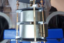 Zwei Germaniumdetektoren mit einer Masse von jeweils ca. 1 Kilogramm (Foto: B. Schwingenheuer/GERDA Collaboration)