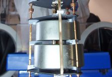 Two germanium detectors with a mass of around 1 kilogram each (Photo:  B. Schwingenheuer/GERDA Collaboration) 