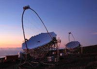 Die beiden MAGIC-Teleskope am Observatorium “Roque de los Muchachos” auf der Kanareninsel La Palma, Spanien (Foto: G. Ceribella/MAGIC Collaboration)