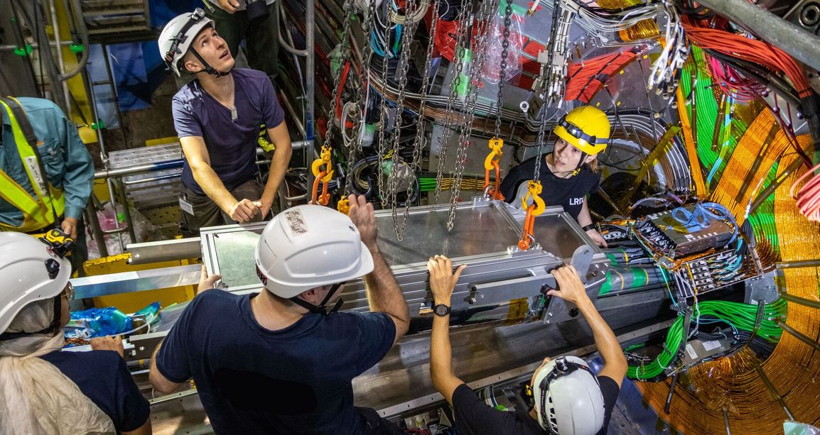 Installation of the complete version of the Pixel Vertex Detector in the Belle II experiment (Photo: B. Paschen/University of Bonn)