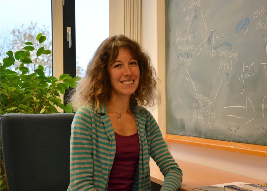 Dr. Angnis Schmidt-May leitet die Max-Planck-Forschungsgruppe: "Gravitationstheorie: Massive Spin-2-Felder".