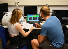 Julia Summerer and MPP doctoral student Felix Schmuckermaier analyze experimental data. (Photo: MPP)