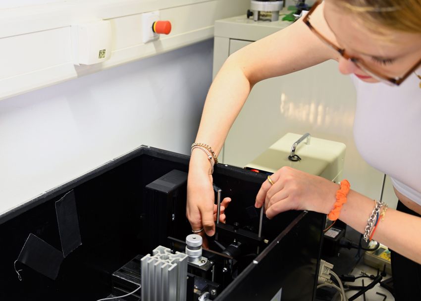 Der Versuchsaufbau: Der Photomultiplier wird vor der Linse platziert, durch die das Licht kommt. (Foto: Felix Schmuckermaier/MPP)