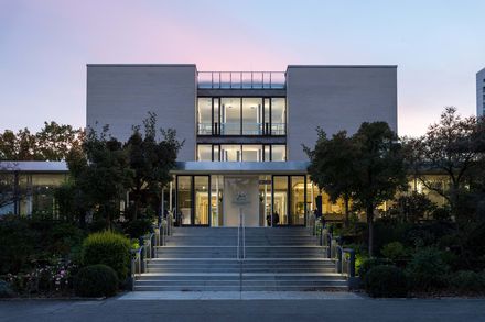 Die Vergangenheit: Das vom Architekten Sep Ruf entworfende Gebäude des Max-Planck-Instituts für Physik am Föhringer Ring (Foto: A. Eckert/MPP)