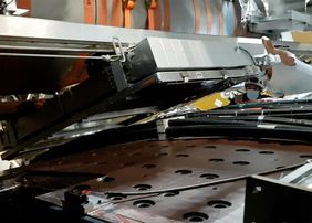 Millimeterarbeit: Einbau einer Myonkammer (Foto: H: Kroha/MPP)