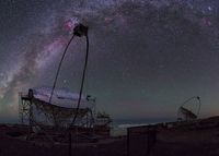 Die beiden MAGIC-Teleskope auf La Palma (Foto: Urs Leutenegger/Night Photography)