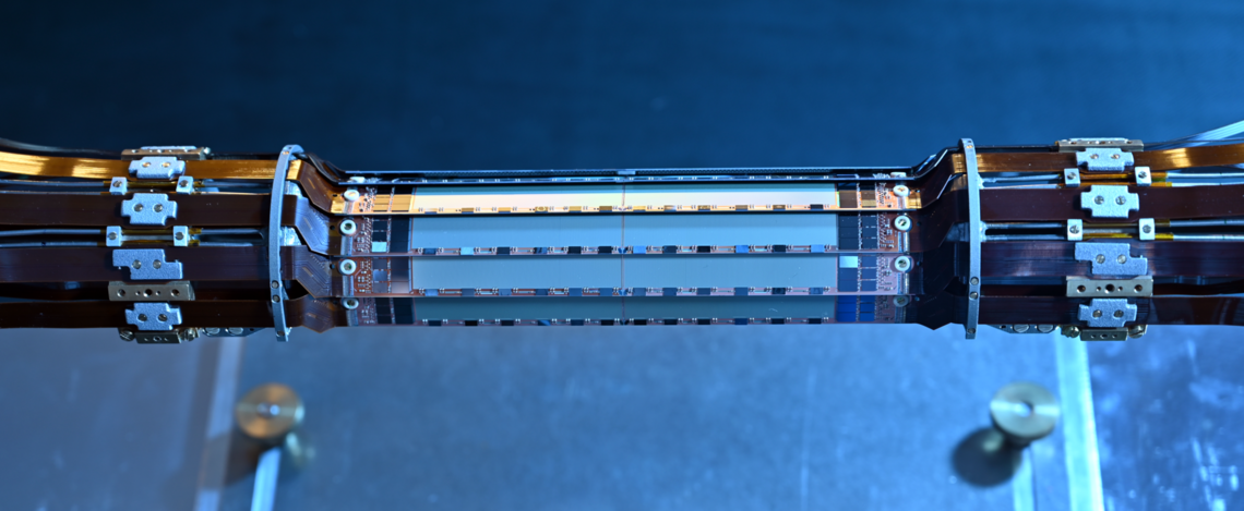 Der Pixel-Vertex-Detektor: Die Siliziummodule sind in zwei Lagen verbaut und nur 75 Mikrometer dick, wie menschliches Haar. Dort werden die Kollisionen von Elektronen und Positronen mit äußerster Präzision vermessen (Foto: B. Wankerl/MPP)