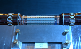 Der Pixel-Vertex-Detektor: Die Siliziummodule sind in zwei Lagen verbaut und nur 75 Mikrometer dick, wie menschliches Haar. Dort werden die Kollisionen von Elektronen und Positronen mit äußerster Präzision vermessen (Foto: B. Wankerl/MPP)