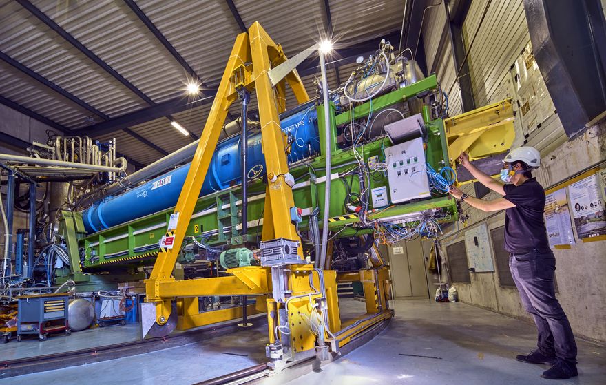 Ein Wissenschaftler überprüft die RADES-Detektoren im früheren CAST-Experiment am CERN (Foto: Maximilien Brice/CERN)