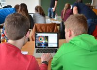 Schüler*innen im Hörsaal des MPP - nicht bei den Masterclasses 2022: Alle Angebote finden digital statt. (Foto: B. Wankerl/MPP) 