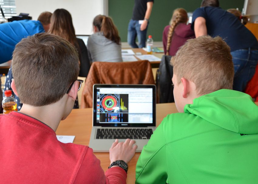 Schüler*innen im Hörsaal des MPP - nicht bei den Masterclasses 2021: Alle Angebote finden digital statt. (Foto: B. Wankerl/MPP)