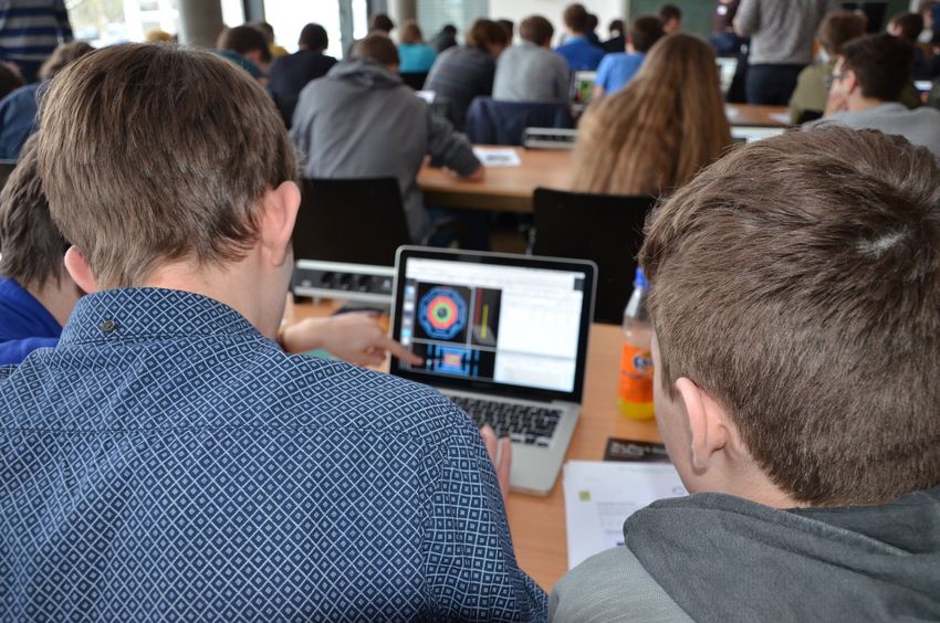 Was lässt sich aus den ATLAS-Teilchenspuren herauslesen? Schülerinnen und Schüler bei den Masterclasses am MPP. (Foto: B. Wankerl/MPP)