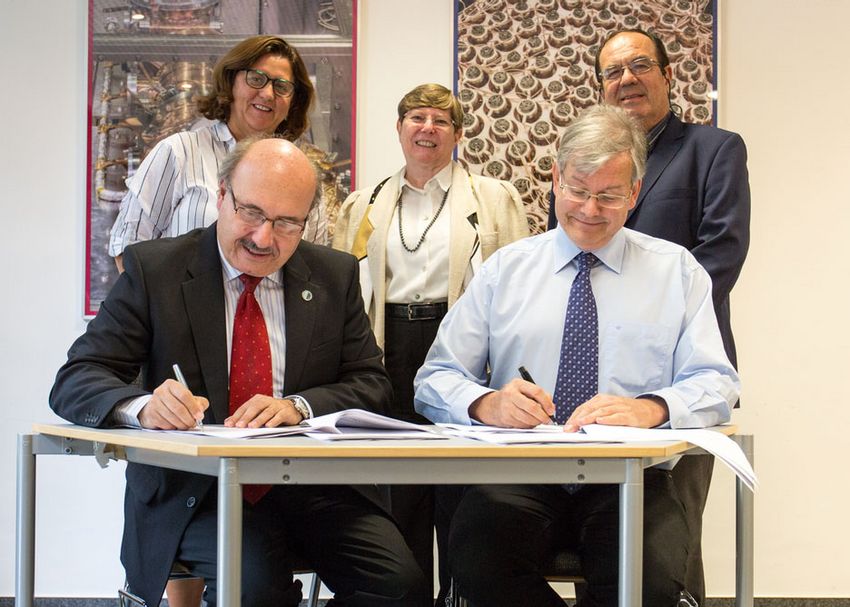 Rafael Rebolo (left), Director of the IAC, and Ulrich Straumann (right), Managing Director of the CTAO gGmbH, sign the hosting agreement for CTA's site in the northern hemisphere. Back row from left: Inmaculada Figuero (MINECO), Beatrix Vierkorn-Rudolf (V