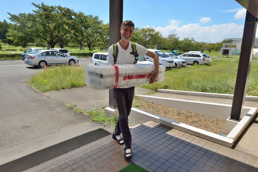 The PXD-half-shell delivered to the Tsukuba Hall of KEK in Japan by Carsten Niebuhr (Photo: H.-G. Moser/MPP)